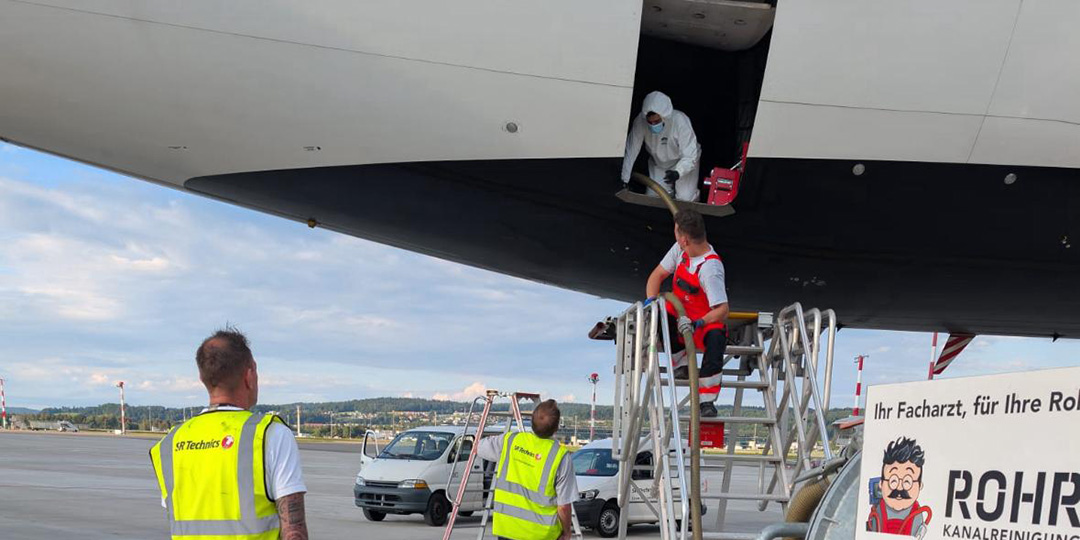 blog-rohrinspektion Absaugarbeiten am Flugzeug der Air Canada